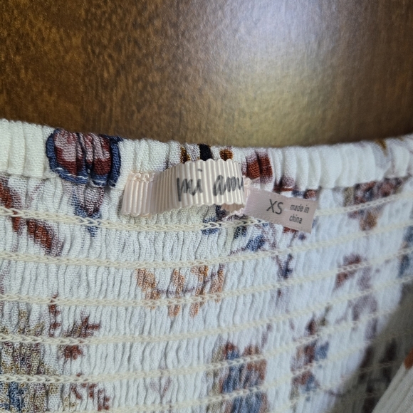 Francesca's Collections Roula Twist Keyhole Paisley  Blouse White and Brown XS - Picture 3 of 5